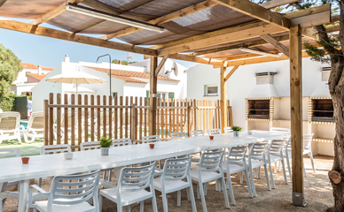 Outdoor dining at Acuario in Menorca